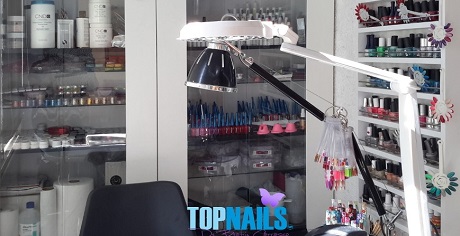 Uñas acrílicas naturales o francesas con tips o moldes